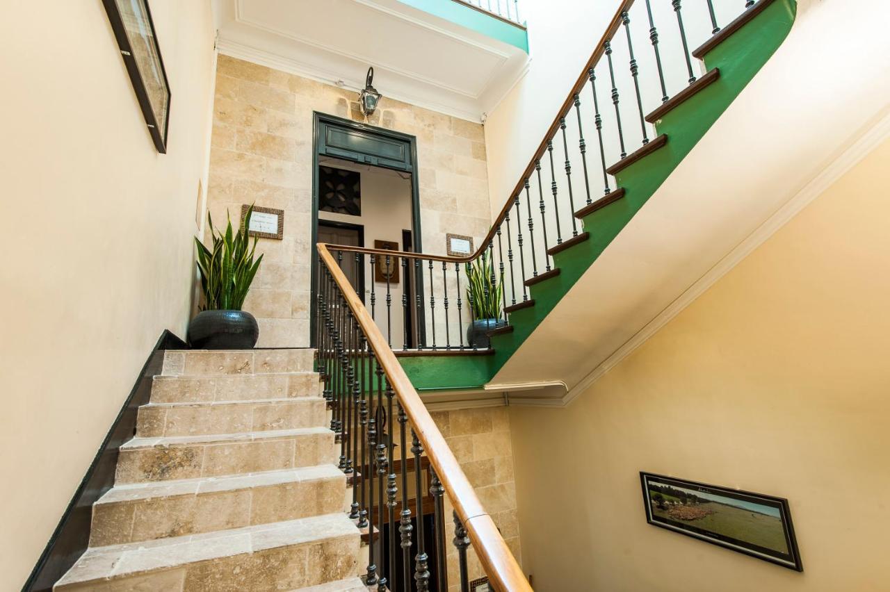 Hotel De Charme Le Provence Salon-de-Provence Exterior foto